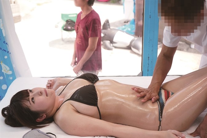 作品 マジックミラー号 新婚カップル限定 旦那の目の前で初めての絶頂ポルチオイキ 意識が遠のいている間に旦那よりも先に孕ませ真正中出し 2 の無料エロ画像 19枚